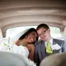 un couple de jeunes mariés dans leur voiture