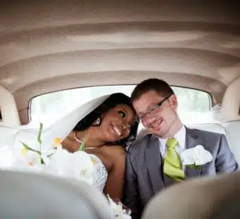 un couple de jeunes mariés dans leur voiture