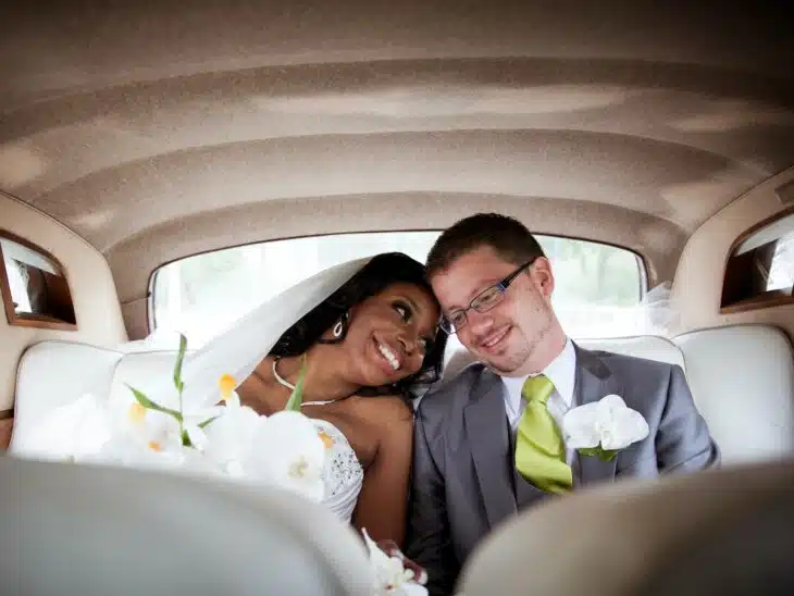 un couple de jeunes mariés dans leur voiture