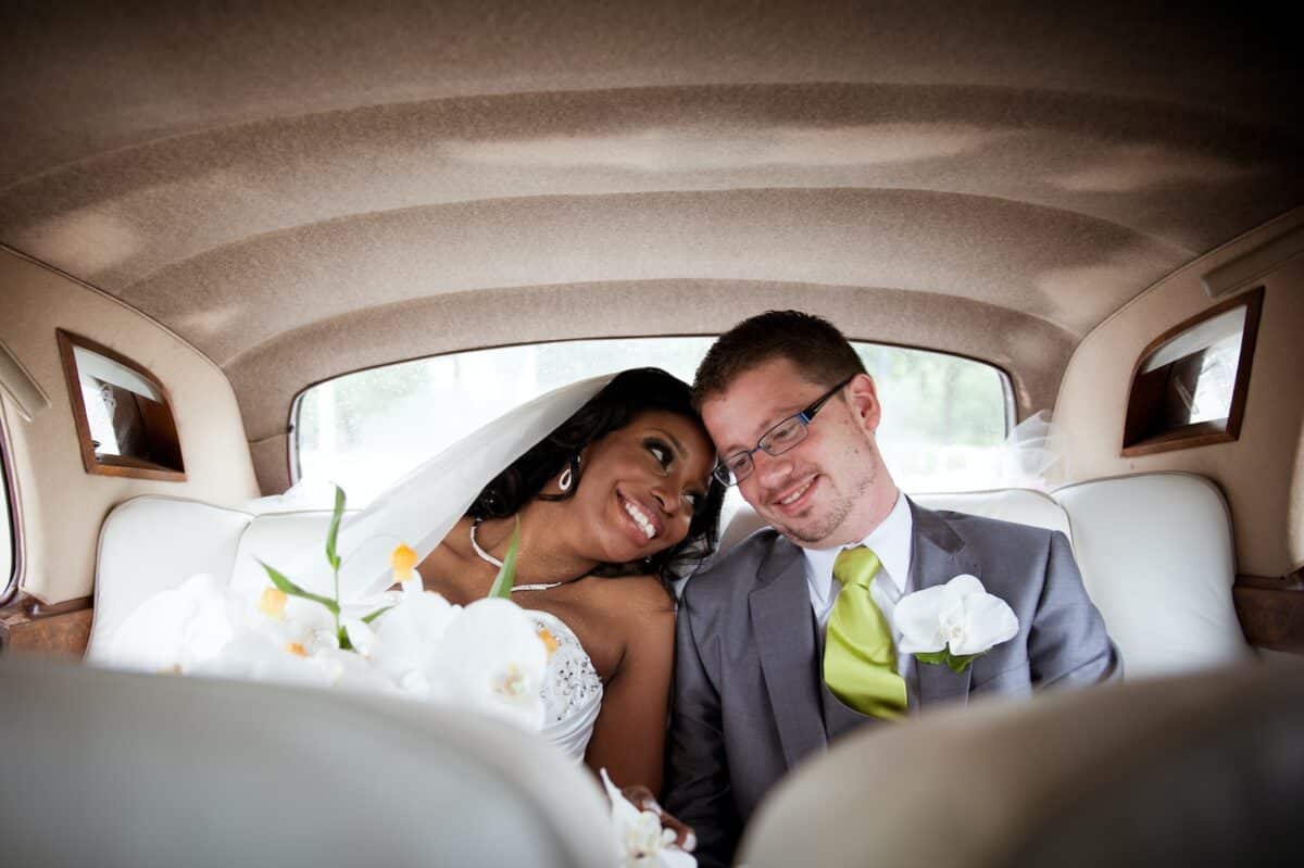 un couple de jeunes mariés dans leur voiture